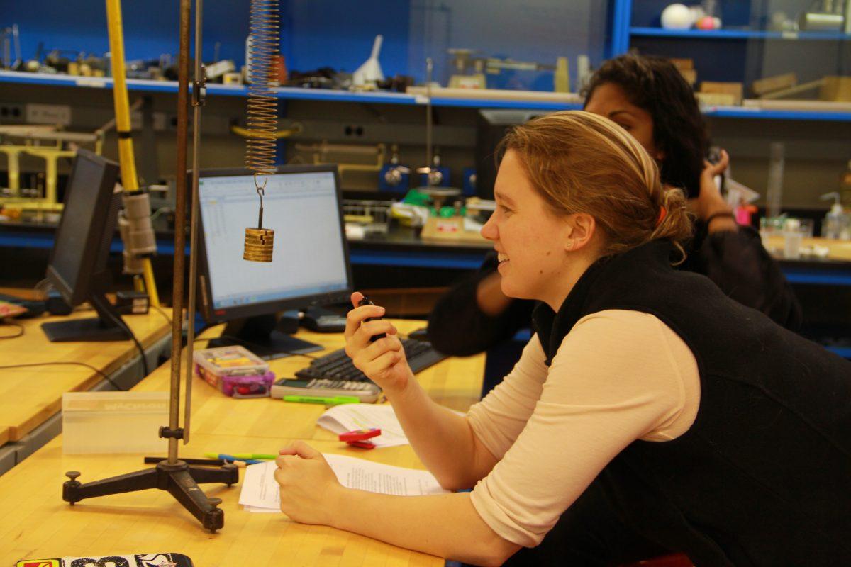 Students work on a physics lab
Yu Zhou '16
Staff Photographer