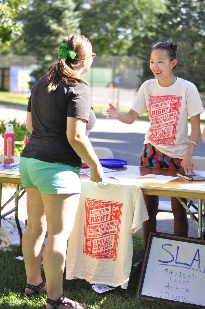 Co-founder Lily Luo ’16 (right) presents SLAP at the student orgs fair.