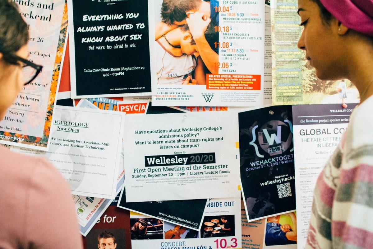 Wellesley students examine flyers for Wellesley 20/20’s open meeting. 