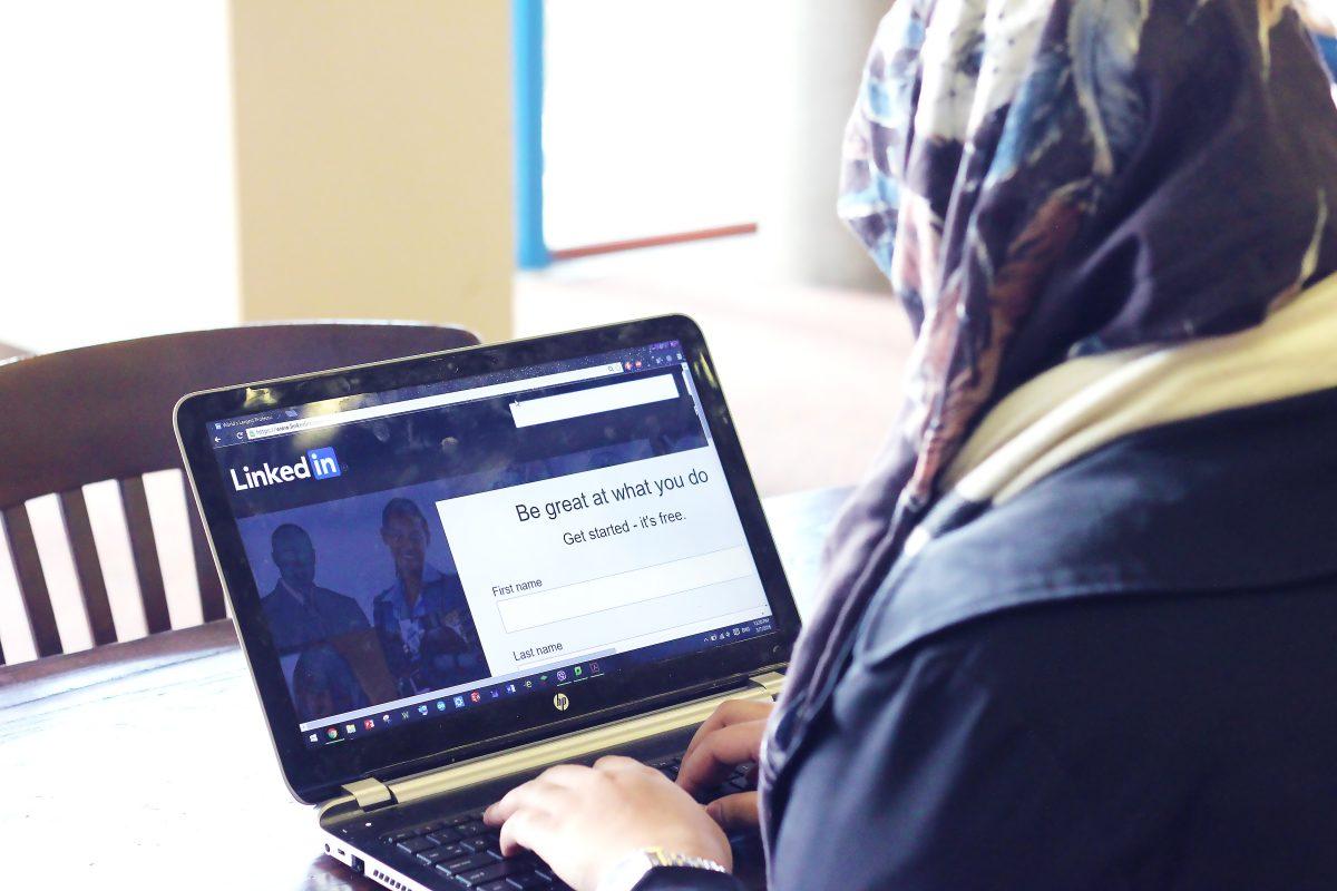 Student uses Linkedin to expand their professional networks. | Photo by Natalia Marques '19, Photography Editor. 