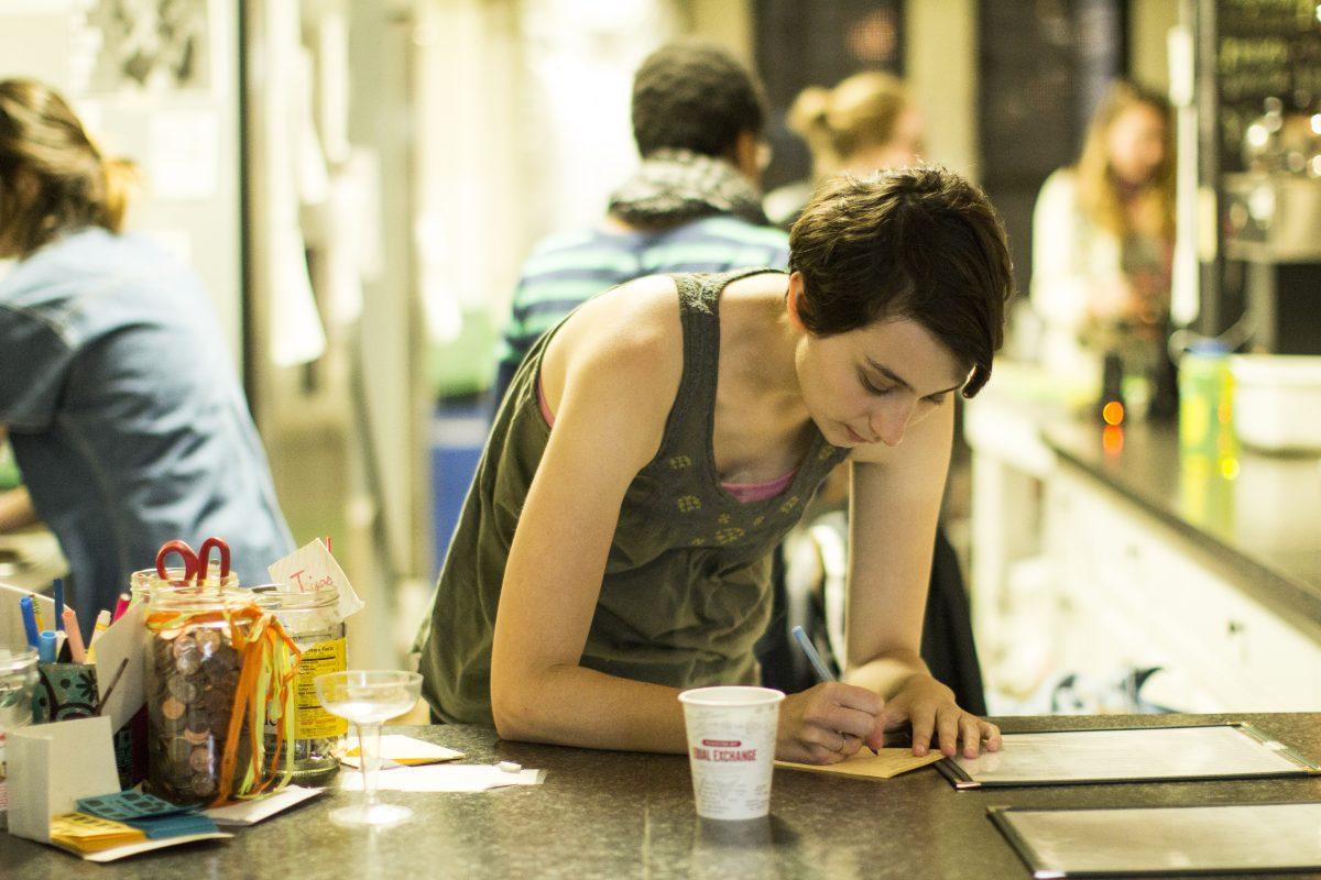 Amelia McClure ’16 working at El Table. | Photo courtesy of Megan Stormberg '18, Photography Editor.