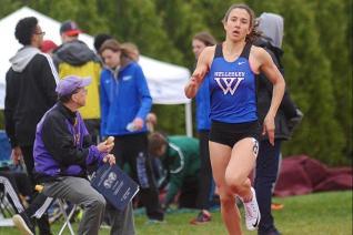 Isabella Narvaez ’17 competing at the 2016 ECAC Championships. Photo courtesy of Wellesley Blue