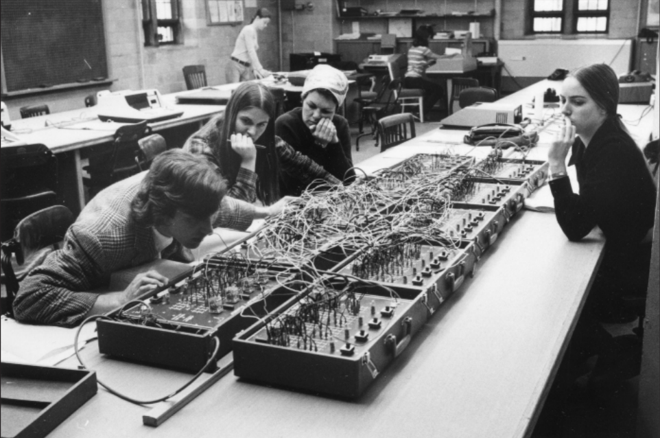 Students attend a computer science class early in the
department’s history. | Photo courtesy of Wellesley College.