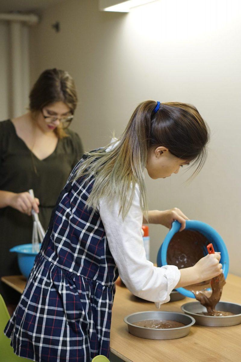 Isabel Yick ’19 and Taylor DuRoss ’19 bake a cake for an order. Photo by Lien Diao '20, Staff Photographer