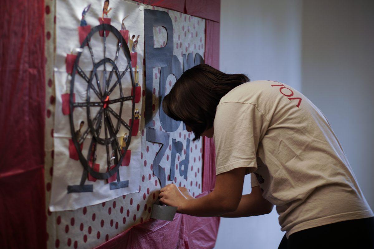 Pomeroy RA Julia Leslie ‘19 decorates the Pomeroy third floor. | Photo by Lien Dao '20, Staff Photographer. 