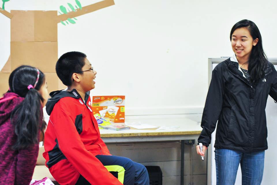 Brenda Gi ’18 conversing with a student at Chinatown after school. | Photo courtesy of Chinatown Afterschool Program. 