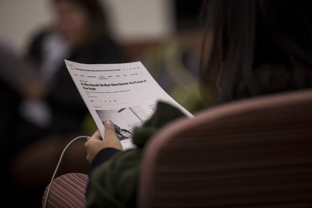 Student examines recent news article during a Wellesley College Democrats meeting. | Photo by Audrey Stevens '17, Photo Editor