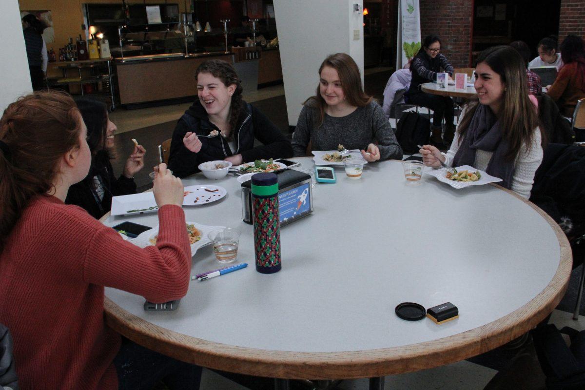 Georgia Oppenheim ‘20, Christine Arumainayagam ‘20, Sarah Glad- stone ‘20, Louisa Oppenheim ‘20 and Sarah Gonzalez enjoy lunch together in the Bates dining hall. | Photo by Alice Pan '20, Staff Photographer. 