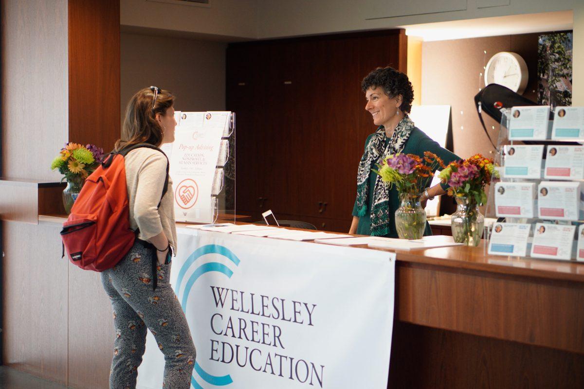 Becky King, advisor to the education, nonprofit and human service career com-
munity, answers student questions during pop-up hours
Photo by Lien Dao' 20, Photo Editor