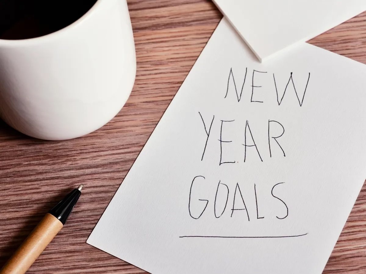 A sheet saying "new year goals." Free to use image.