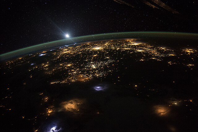 Photo credits to Scott Kelly on Wikimedia Commons 